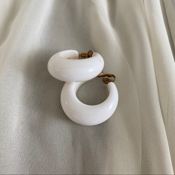 Vintage Trifari Chunky White Retro Hoop Earrings - Picture 2 of 7
